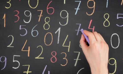 Numeri scritti su lavagna con gessetti colorati