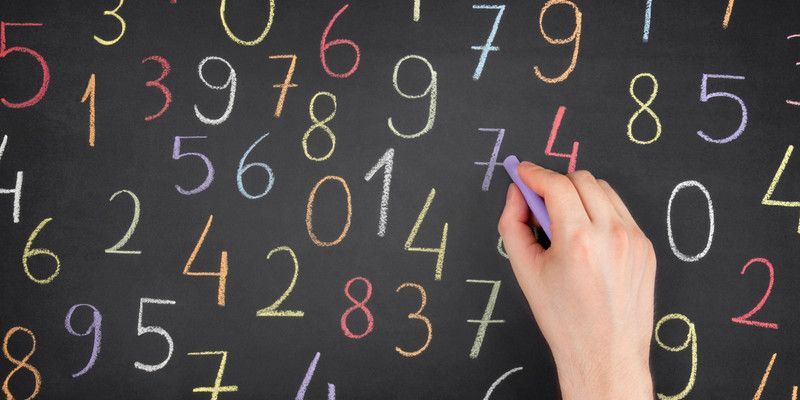 Numeri scritti su lavagna con gessetti colorati